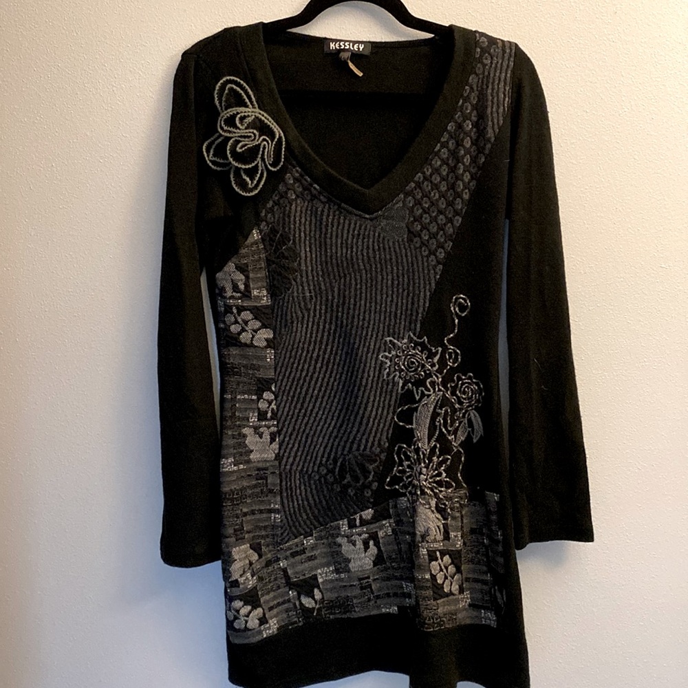 Kessley size L knit sweater dress. Black with gray pattern